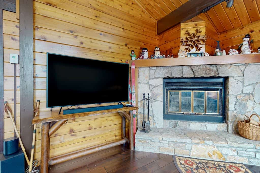 Inviting mountain view home with game room, balcony & W/D