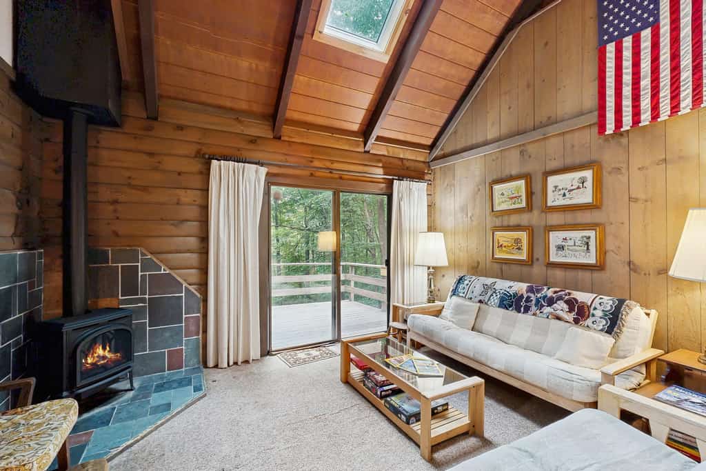 Classic Vermont cabin with forest views, pools, hot tub & gym