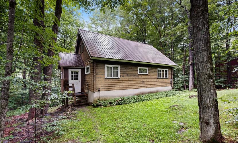 Classic Vermont cabin with forest views, pools, hot tub & gym