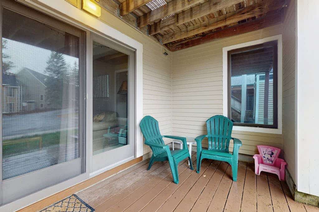 Ski-in/ski-out condo w/ deck, wood-burning fireplace, wifi, community amenities