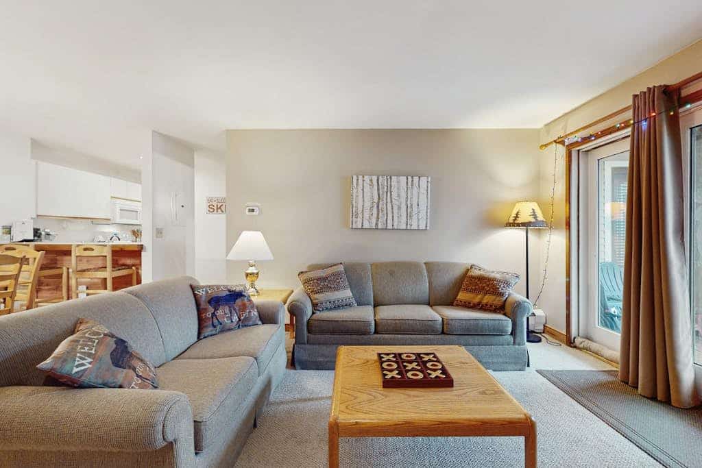 Ski-in/ski-out condo w/ deck, wood-burning fireplace, wifi, community amenities