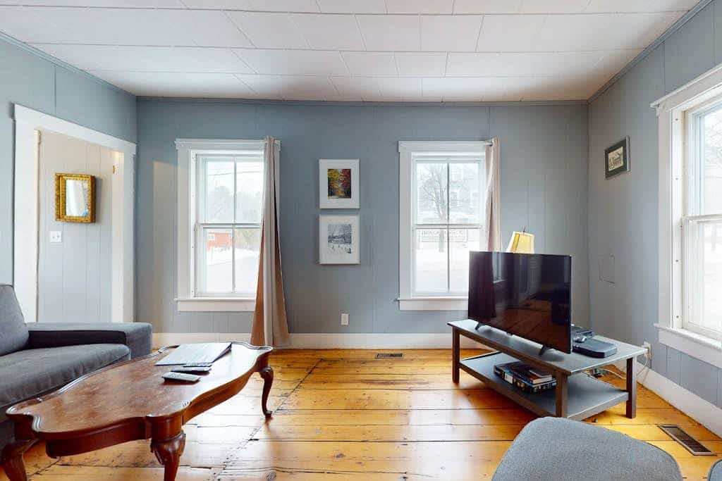 Comfortable in-town house, dog-friendly, river view, w/d, TV w/ Roku, wifi,