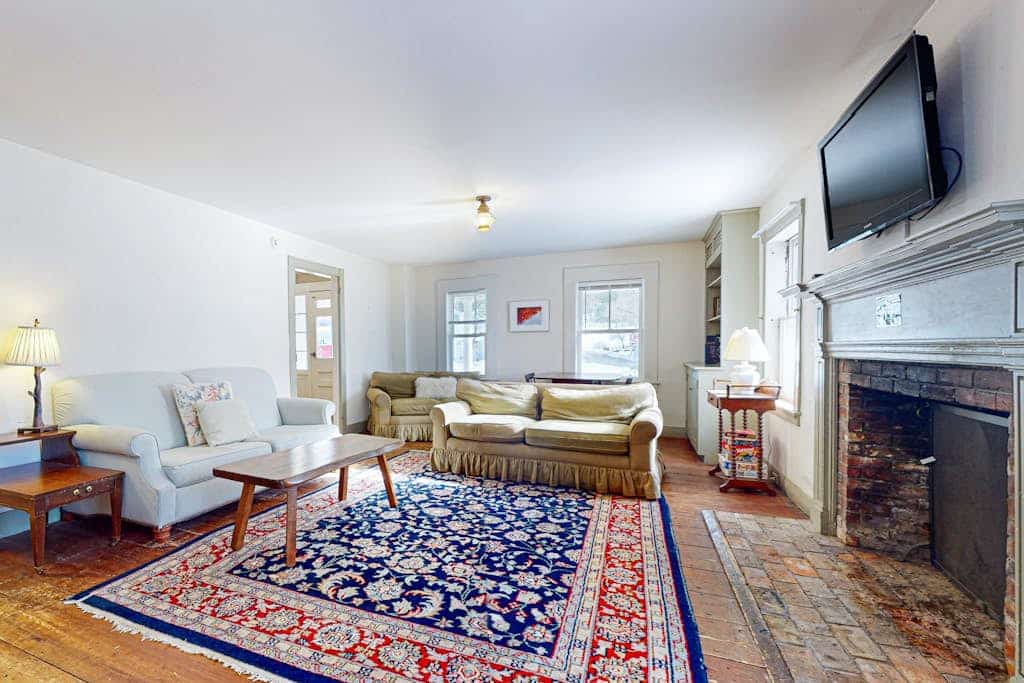 Convenient in-town house, river view, dog-friendly, deck, kitchen, w/d, TV, wifi