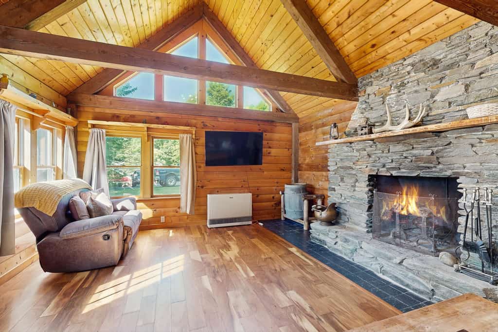Dog-friendly, lakeside home w/private dock/deck/free WiFi