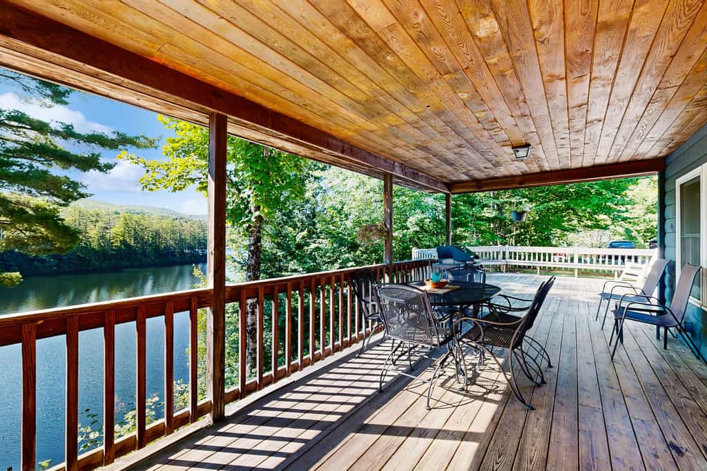 Dog-friendly, lakeside home w/private dock/deck/free WiFi