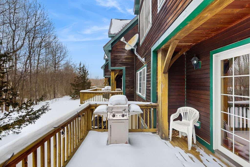 Spacious townhouse w/ gas fireplace, balcony, game room,  w/d,  loft