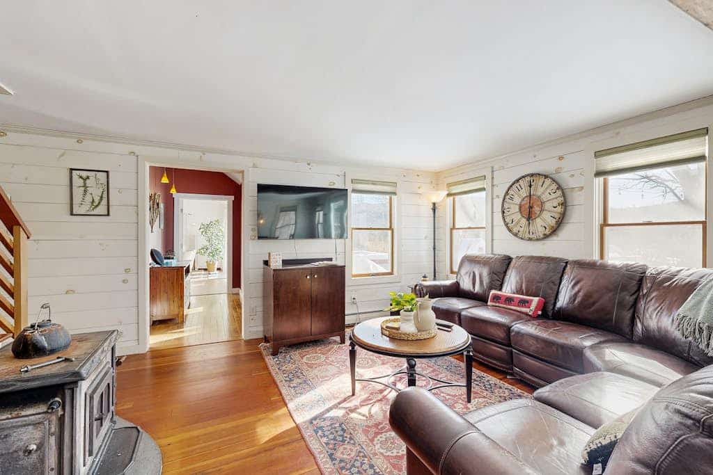 Cozy farmhouse w/ mountain views, woodstove, bbq, cable, close to Okemo, w/d