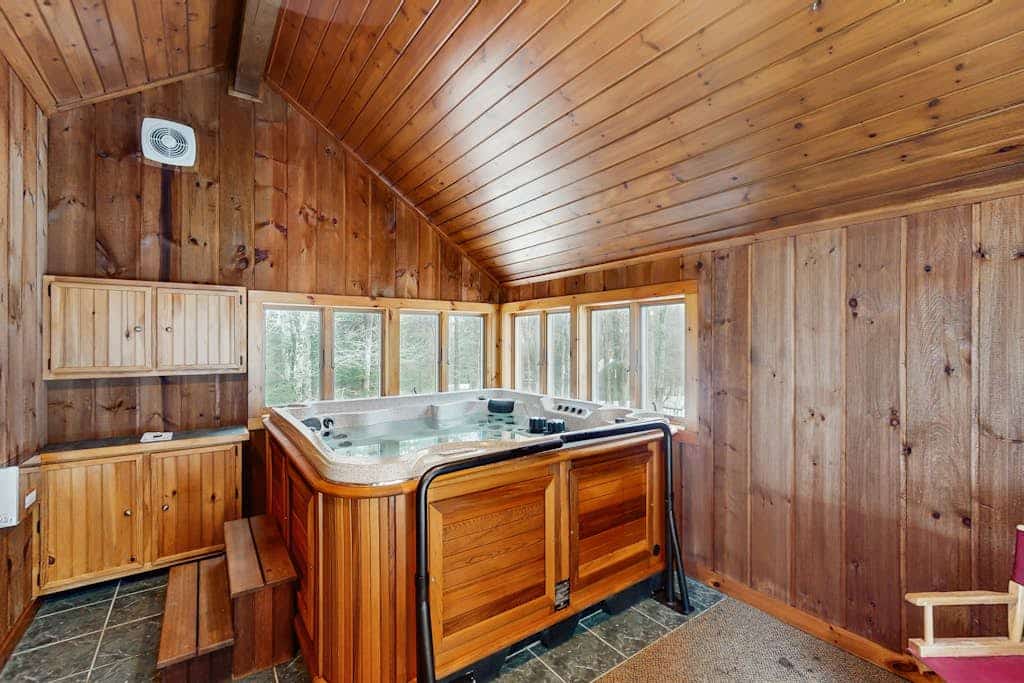 Spacious house w/ hot tub, sauna, woodstove, gas fireplace, wet bar, AC, w/d