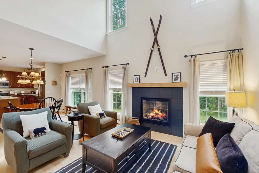 Elegant house in quiet neighborhood, close to ski mountains, gas fireplace, wifi