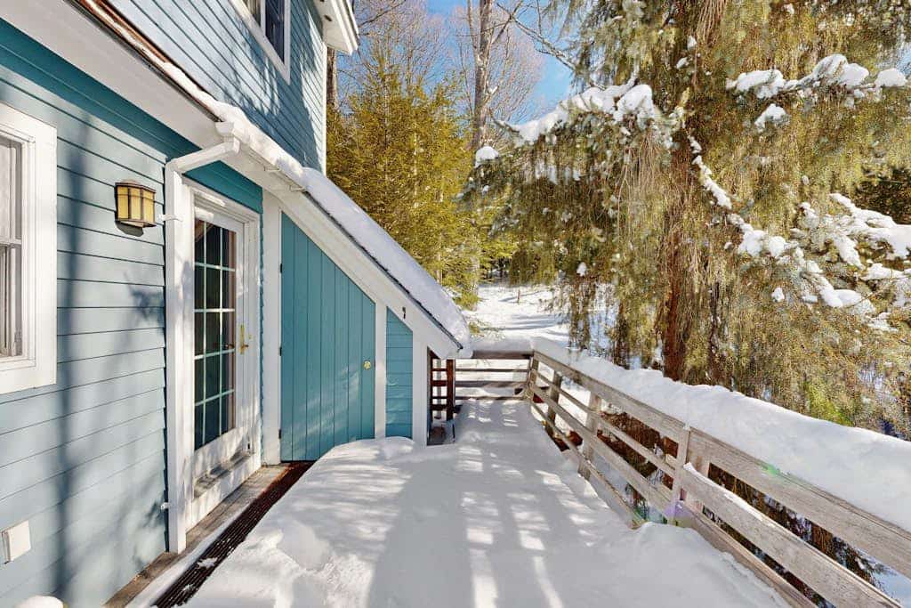 Lakefront house w/ mountain views, waterfront, gameroom, gym, a/c, w/d