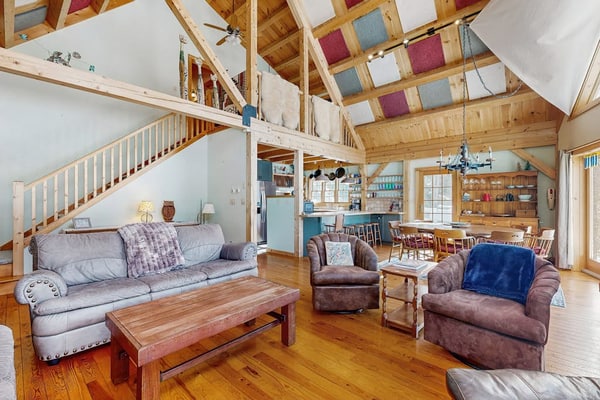 Lakefront house w/ mountain views, waterfront, gameroom, gym, a/c, w/d