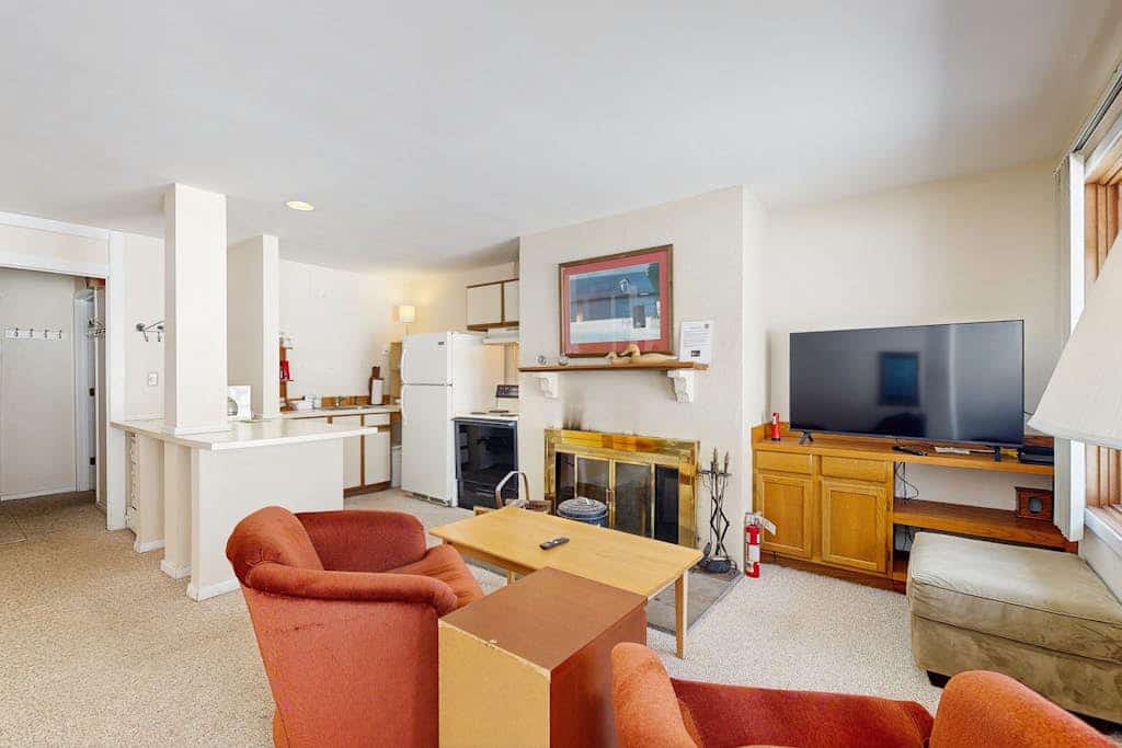 Ski-in/ski-out condo w/ wood-burning fireplace, patio, shared bbq, w/d, wifi