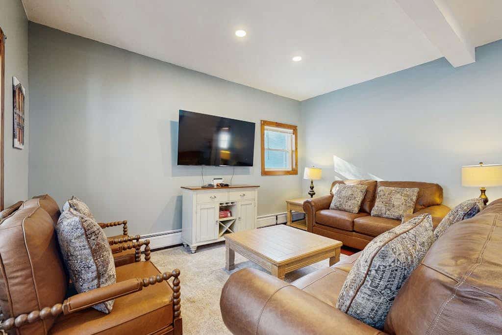 Victorian carriage house, close to skiing w/ hot tub, bbq, deck, w/d, wifi