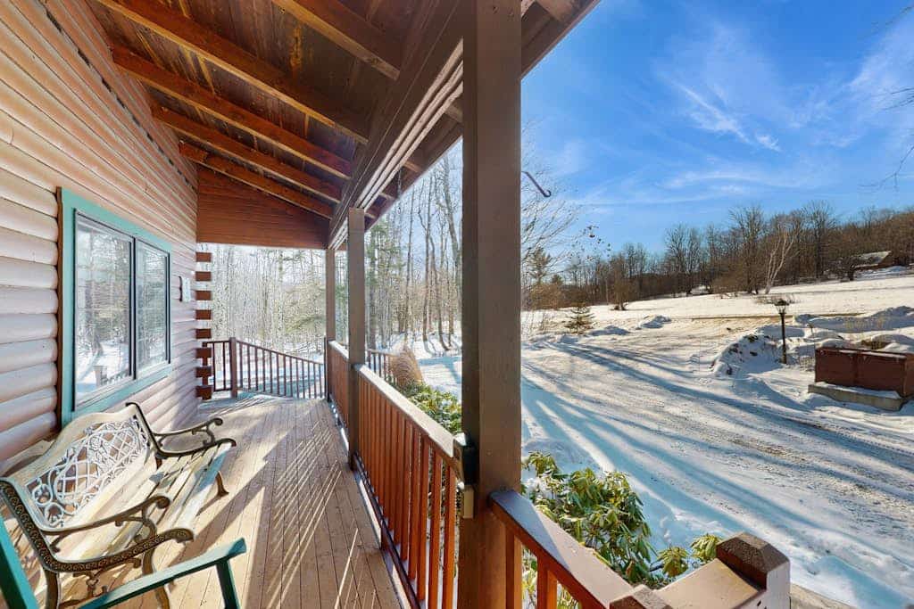 Cozy log house w/ gas-fire stove, dog-friendly, clubhouse amenities, w/d, wifi