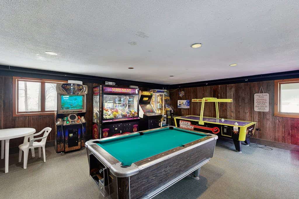 Cozy chalet w/ woodstove, bbq, firepit, w/d, a/c, Chimney Hill Clubhouse access