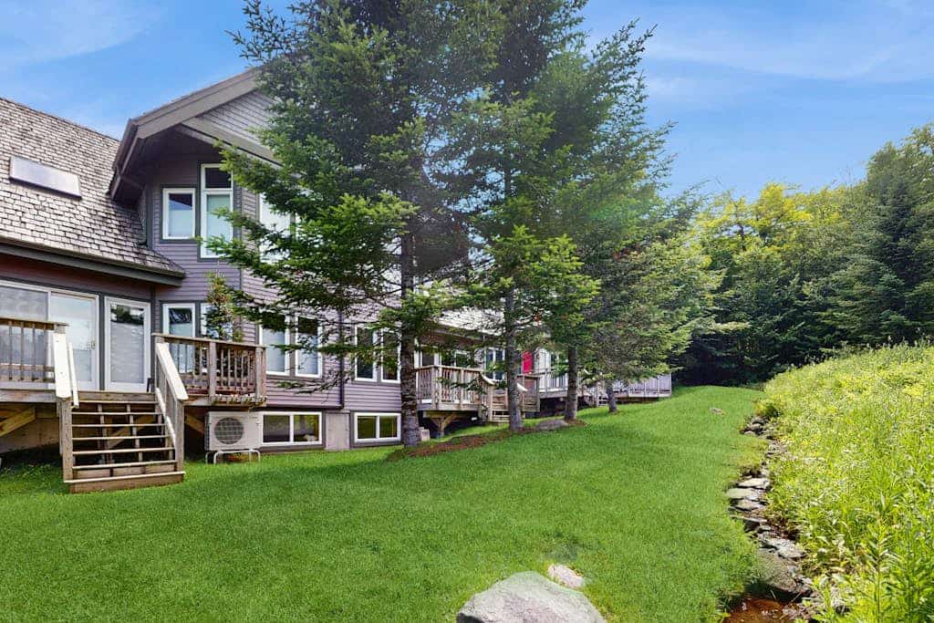 Ski-in/ski-out townhome with great views & deluxe resort amenities