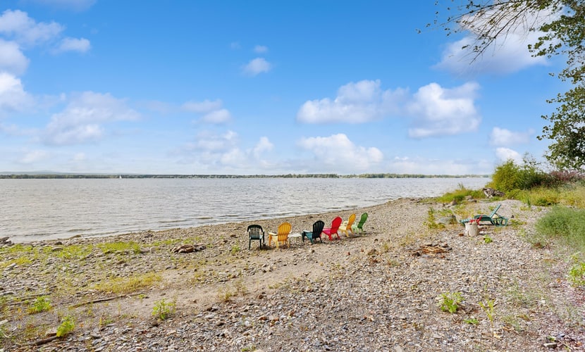 Lakefront Home with Private Beach & Gorgeous Peninsula Location - Dogs OK