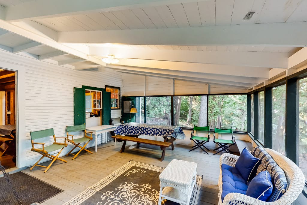 Cedar - Wooded Island Cabin with Screened Porch