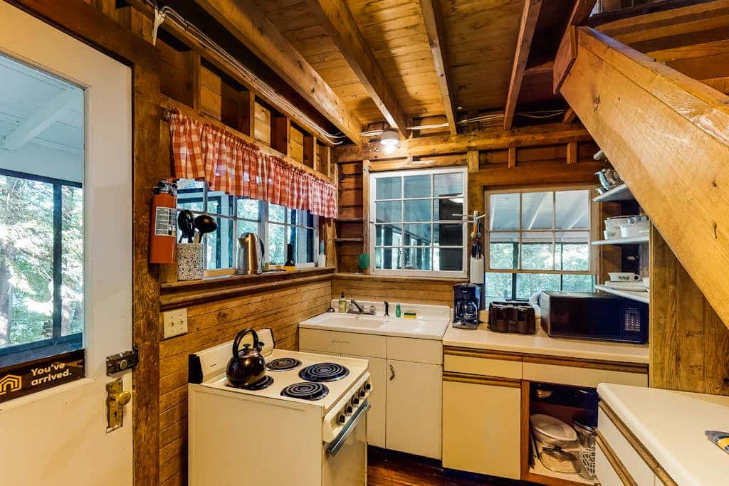 Cedar - Wooded Island Cabin with Screened Porch
