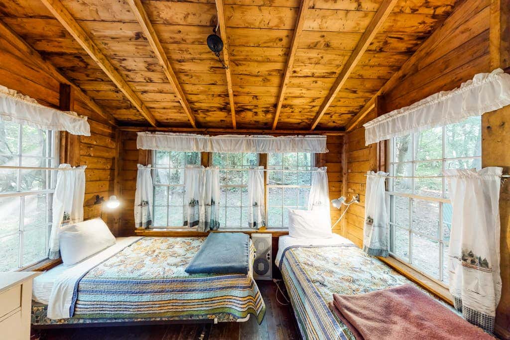 Cedar - Wooded Island Cabin with Screened Porch