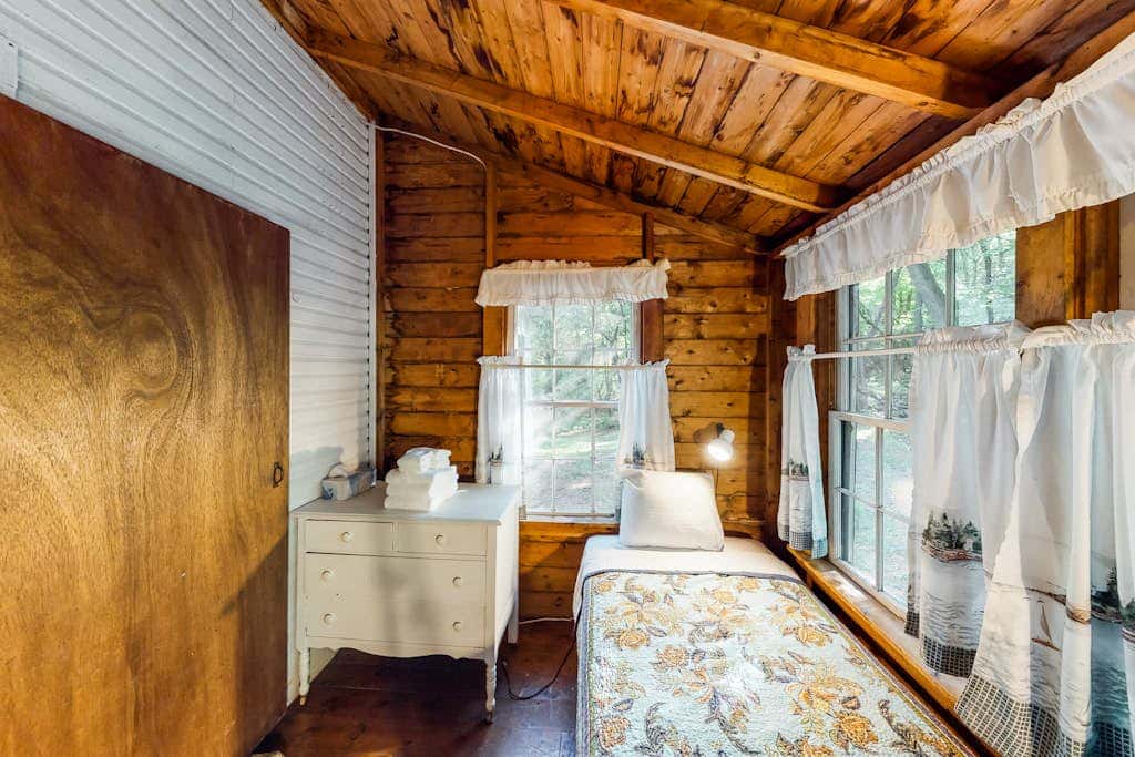 Cedar - Wooded Island Cabin with Screened Porch