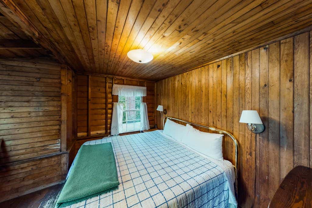 Cedar - Wooded Island Cabin with Screened Porch