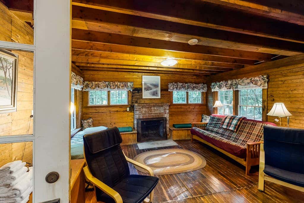 Cedar - Wooded Island Cabin with Screened Porch