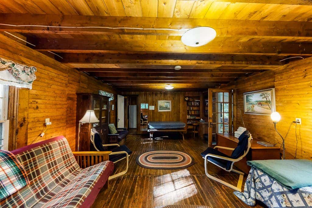 Cedar - Wooded Island Cabin with Screened Porch
