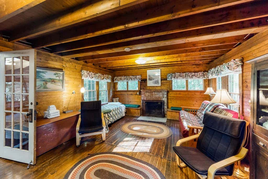 Cedar - Wooded Island Cabin with Screened Porch