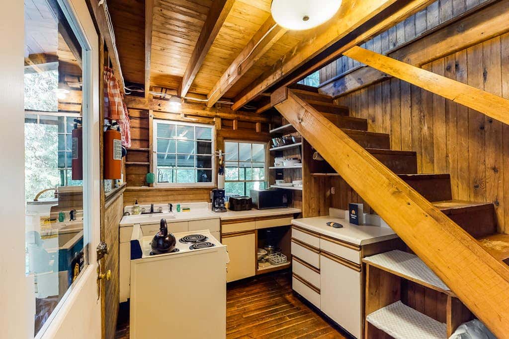 Cedar - Wooded Island Cabin with Screened Porch