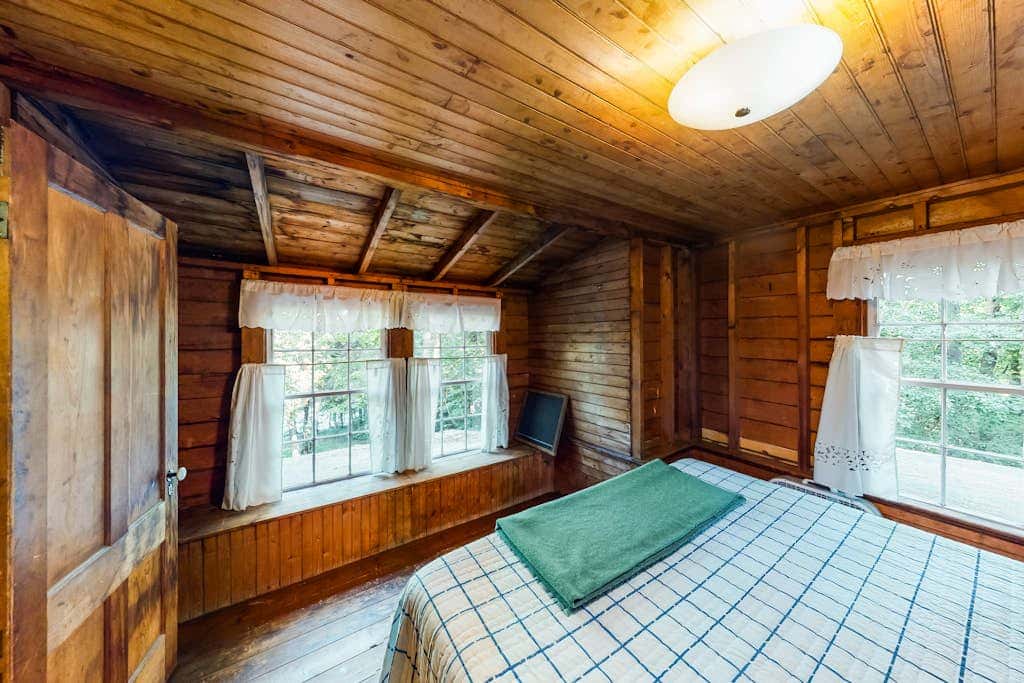 Cedar - Wooded Island Cabin with Screened Porch