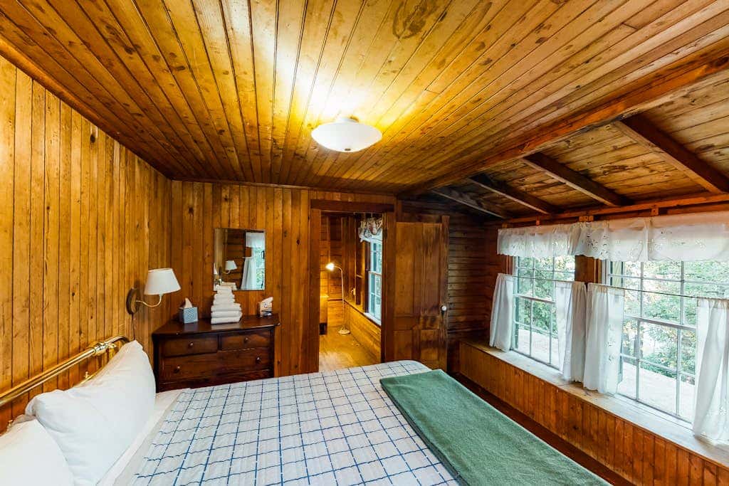 Cedar - Wooded Island Cabin with Screened Porch