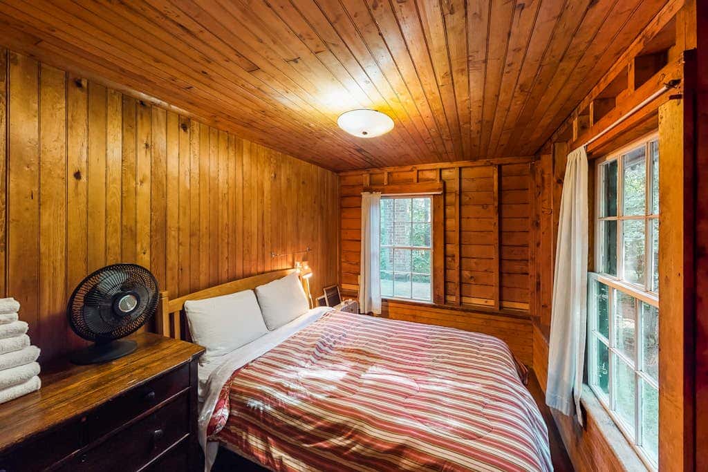 Cedar - Wooded Island Cabin with Screened Porch