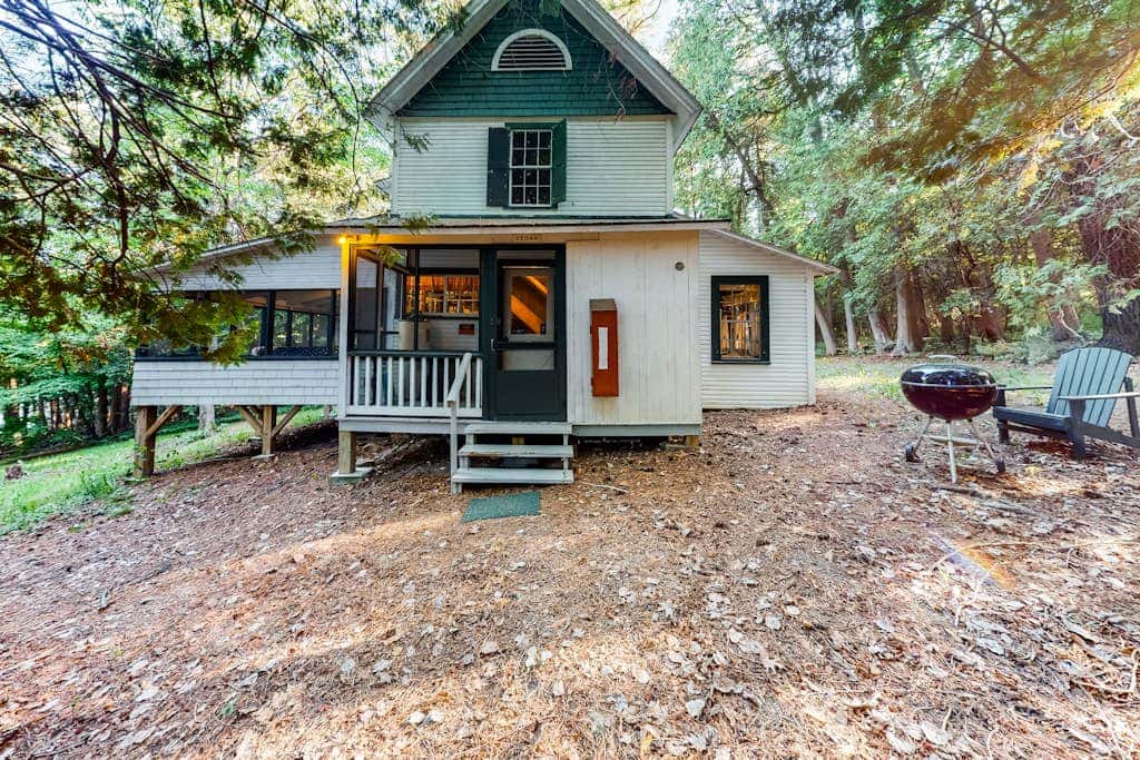 Cedar - Wooded Island Cabin with Screened Porch