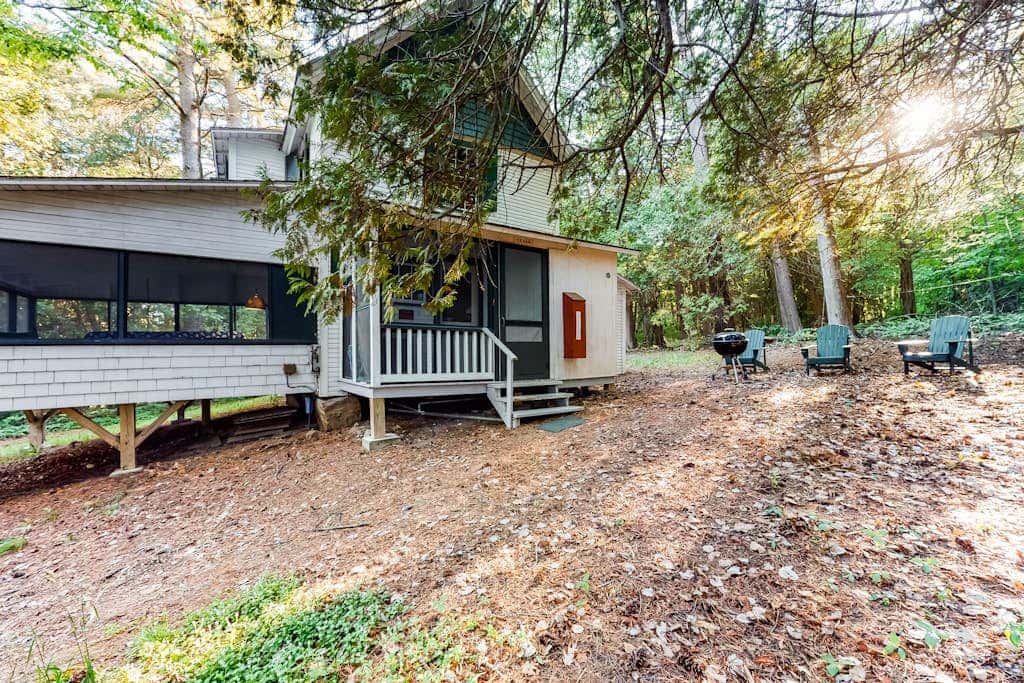 Cedar - Wooded Island Cabin with Screened Porch