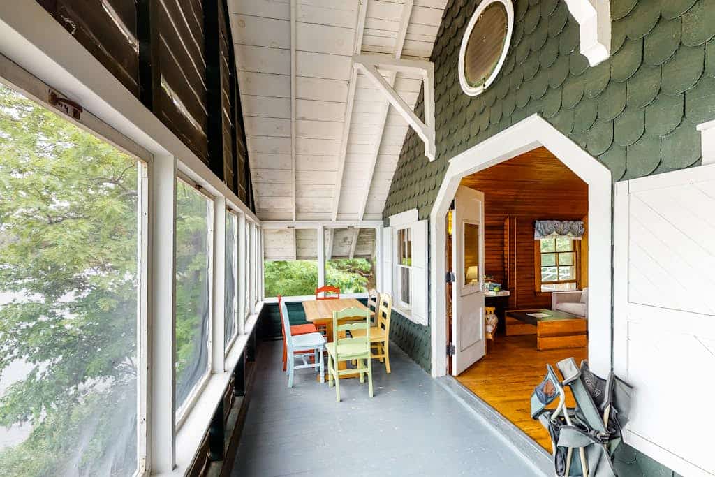 Dog-friendly, porch, kayaks, & million dollar views - right on the water