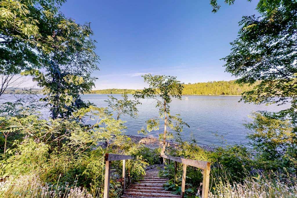 Dog-friendly spacious cabin, screened in porch, & boats right on the lake