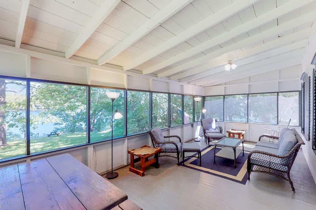Dog-friendly spacious cabin, screened in porch, & boats right on the lake