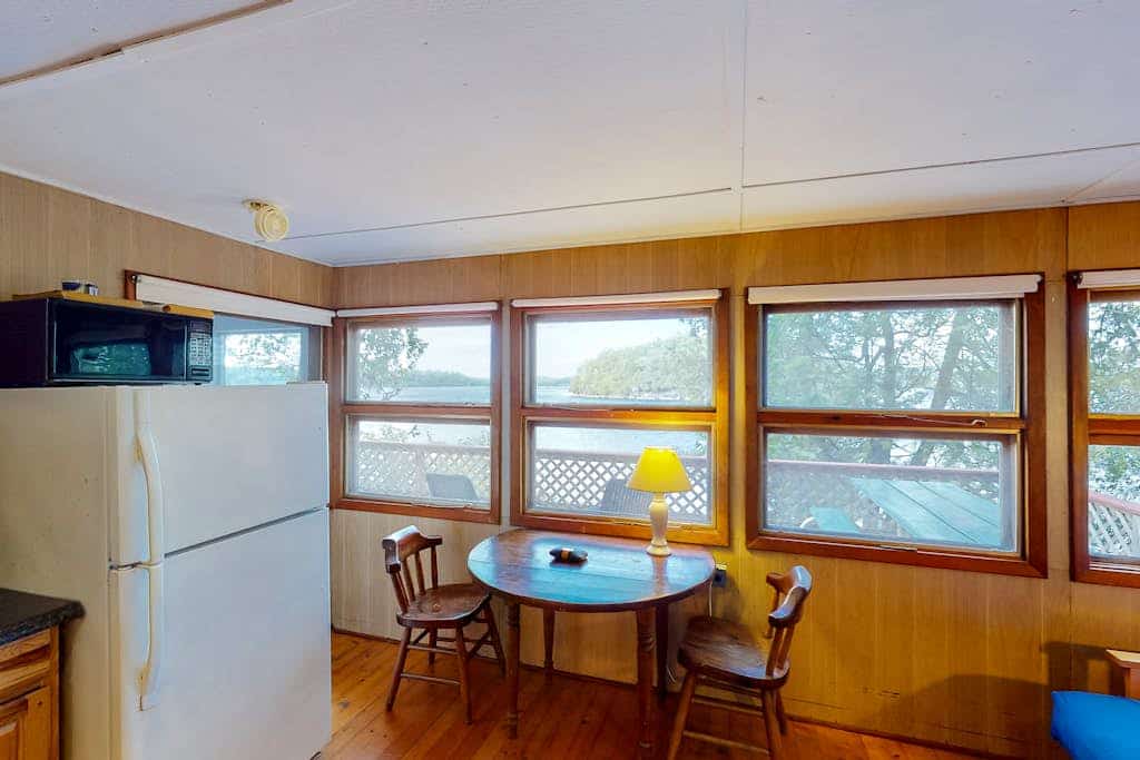 Dog-friendly bay-front cabin w/ screened in porch & great views - next to trails