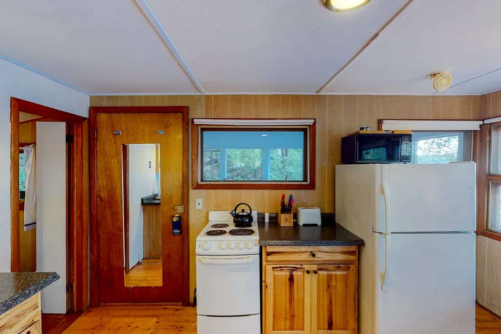 Dog-friendly bay-front cabin w/ screened in porch & great views - next to trails