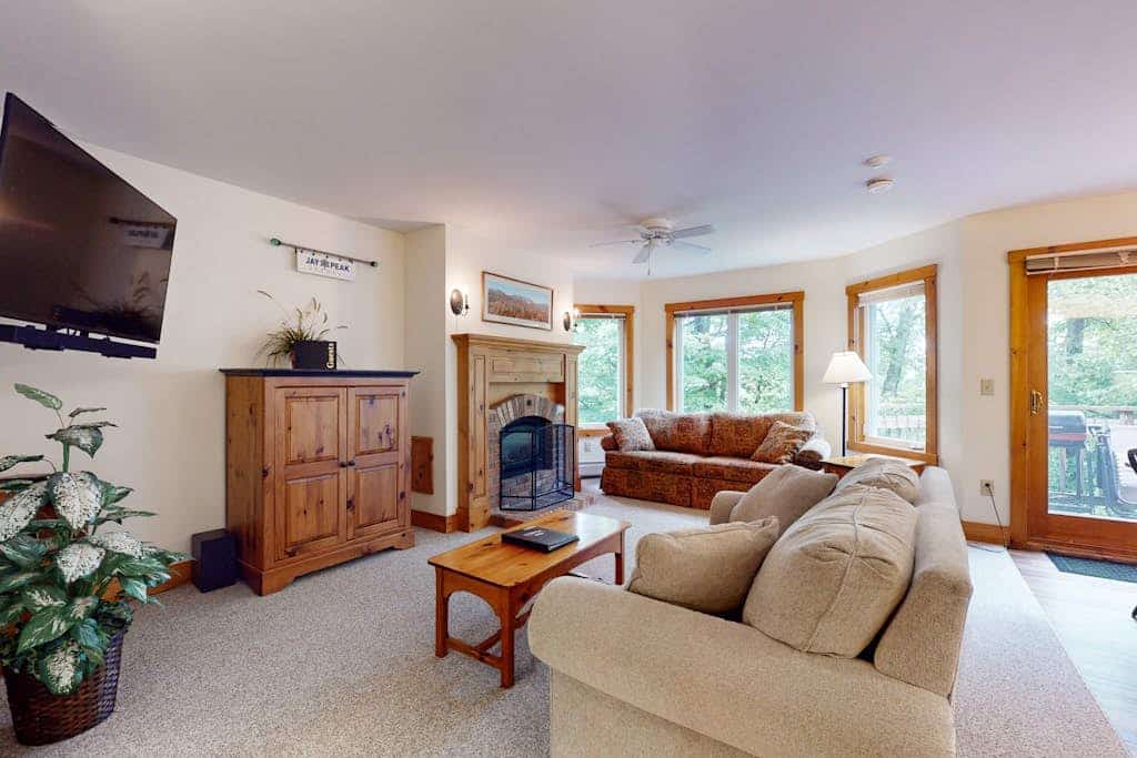 Inviting ski-in/ski-out condo - free WiFi, gas fireplace & free ski shuttle