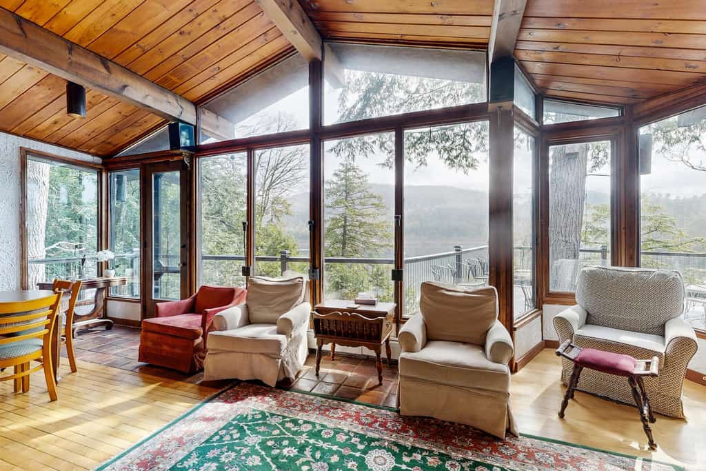 Spectacular dog-friendly lakefront house with washer/dryer & fast WiFi