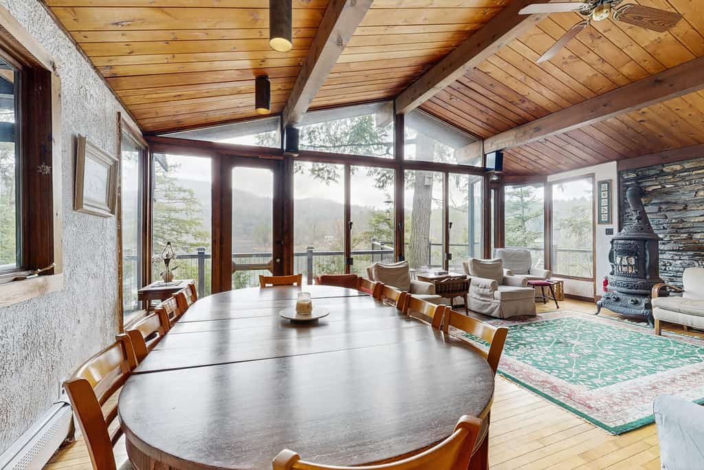 Spectacular dog-friendly lakefront house with washer/dryer & fast WiFi