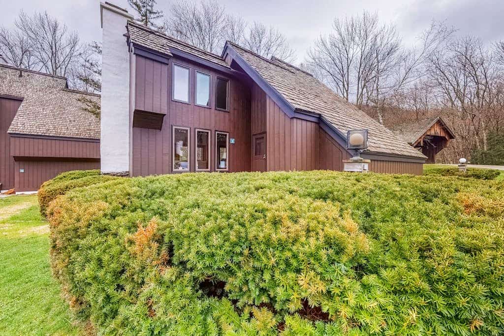 Serene riverfront townhouse with pool, tennis, basketball, washer/dryer, & WiFi