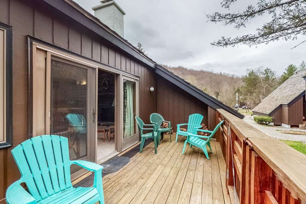 Serene riverfront townhouse with pool, tennis, basketball, washer/dryer, & WiFi