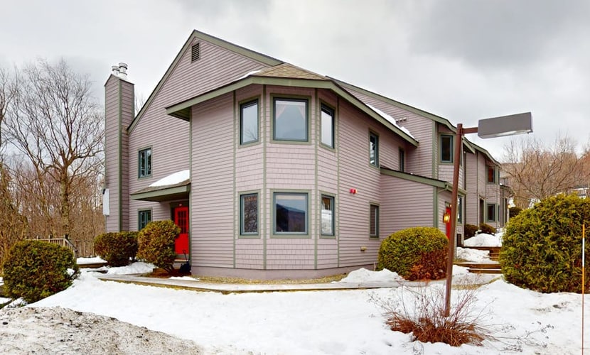Ski-in/out home near tram with W/D, deck & mountain view