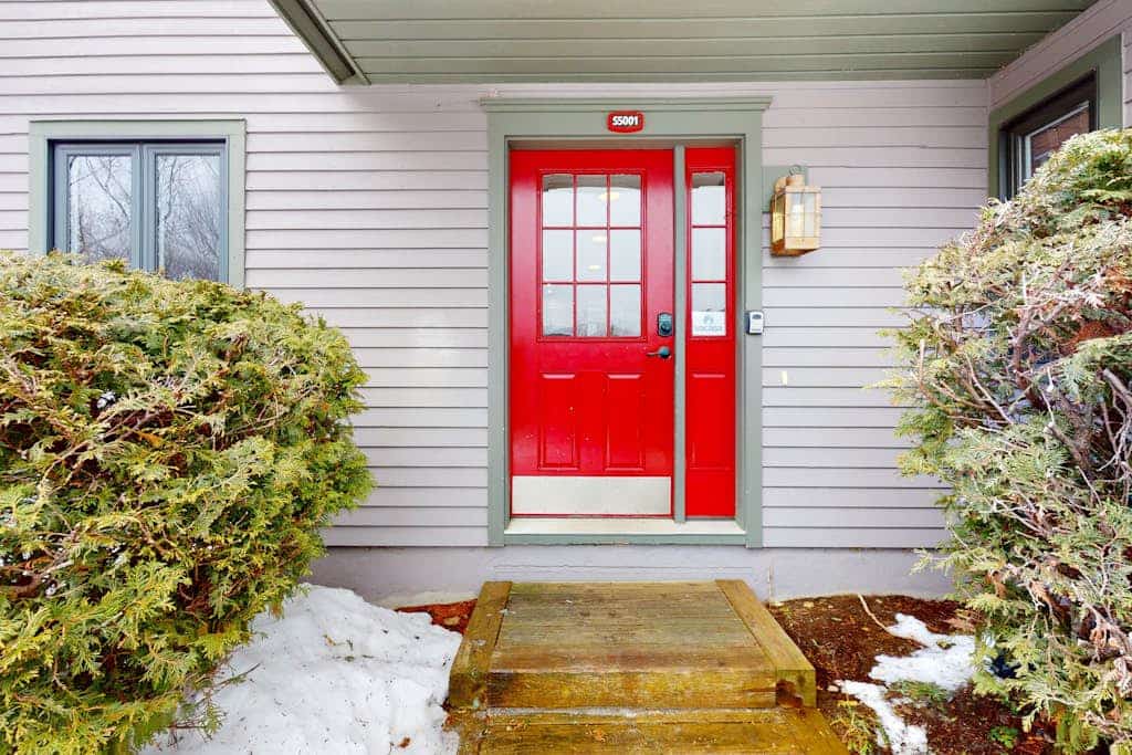 Ski-in/out home near tram with W/D, deck & mountain view