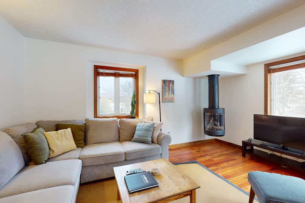 Ski-in/out home near tram with W/D, deck & mountain view