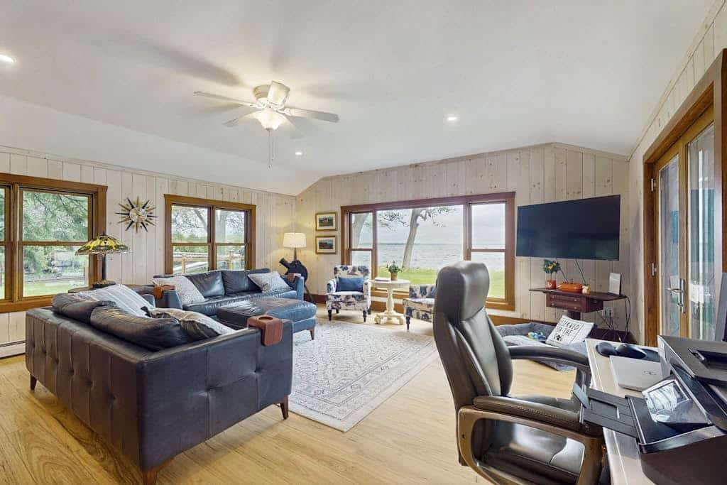 Lakefront, dog-friendly house with amazing view, dock, 2 kayaks & canoe