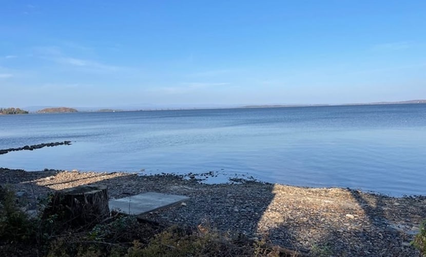 Lakeside retreat with grill, fireplace, W/D, AC & sunset views - dog-friendly